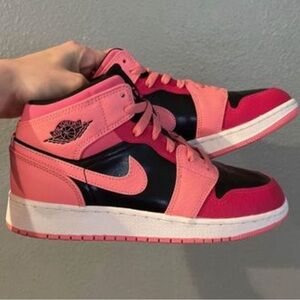 Air Jordan 1 Mid Coral Chalk
Pinksicle